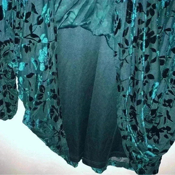 Women’s Plus Velvet Smocked Bust Flowy Floral Holiday Blouse Size 2X - Picture 4 of 11